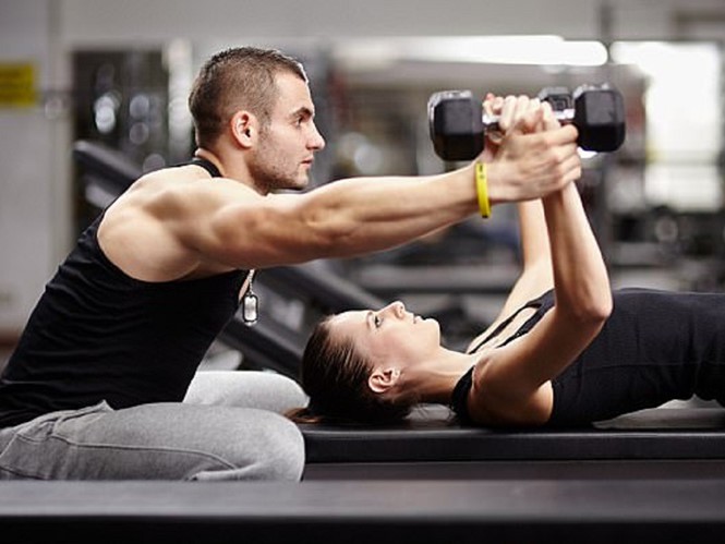 4 dấu hiệu cho thấy bạn đang tập gym với HLV tồi - Ảnh 1.