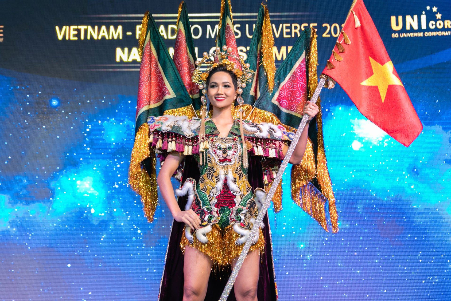 Độc đáo bộ trang phục của H’hen Niê mang đến Miss Universe - Ảnh 5.