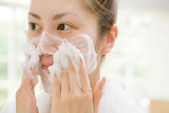 Bạn phải dừng lại ngay sai lầm khi chăm sóc da mặt - Ảnh 1.