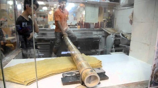 Mời bạn ăn mì... ống tre
