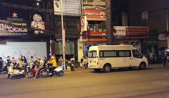 Căn nhà đang sửa chữa ở quận 1 đổ sập trong đêm, 2 người thương vong - Ảnh 4.