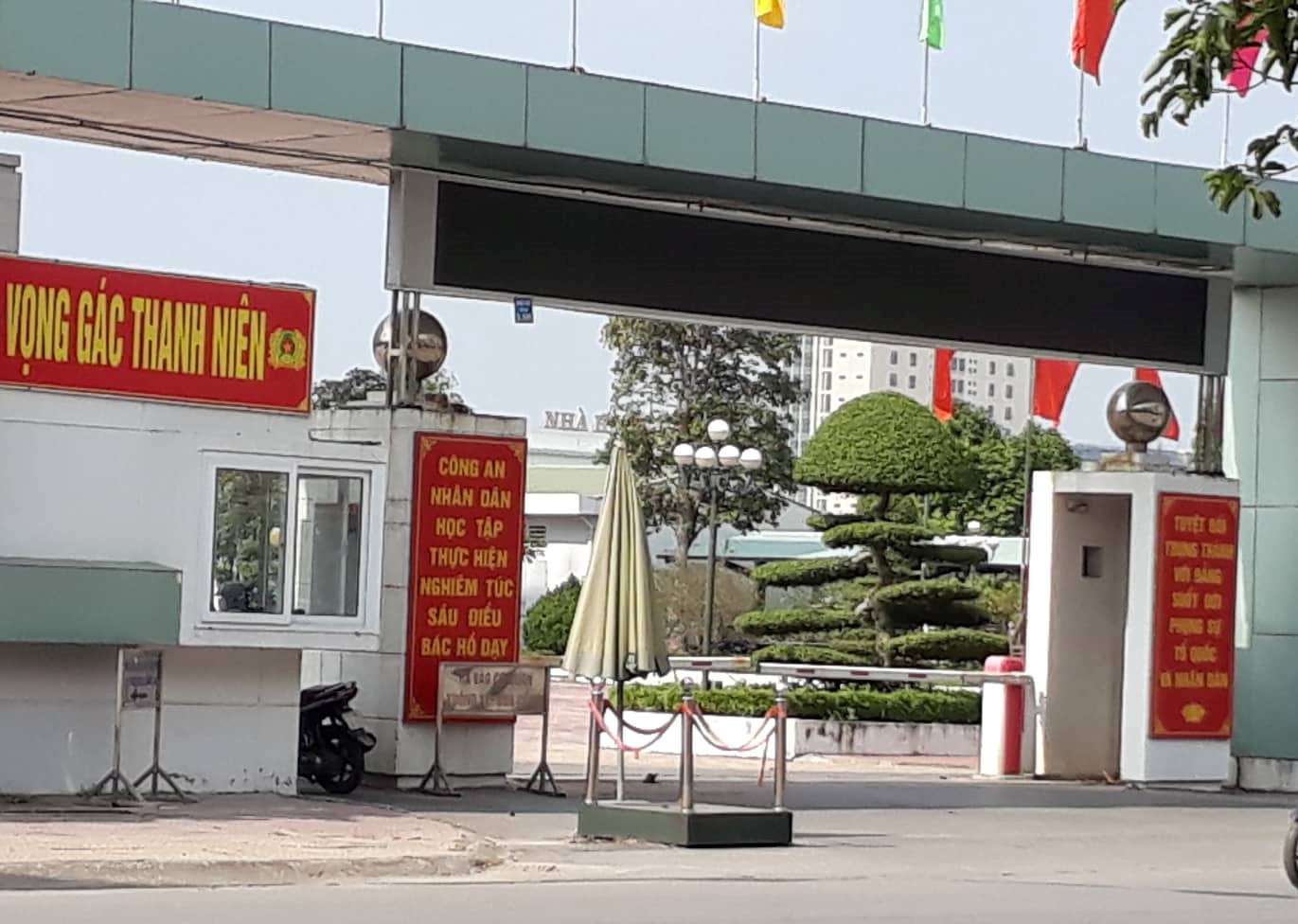 Nh&oacute;m c&ocirc;n đồ lao v&agrave;o trụ sở C&ocirc;ng an tỉnh Th&aacute;i B&igrave;nh g&acirc;y rối, h&agrave;nh hung phụ nữ - Ảnh 1.