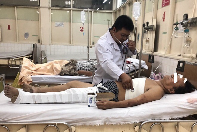 Đau khổ người đàn ông bán hủ tiếu bị gãy 4 xương sườn do sập giàn giáo