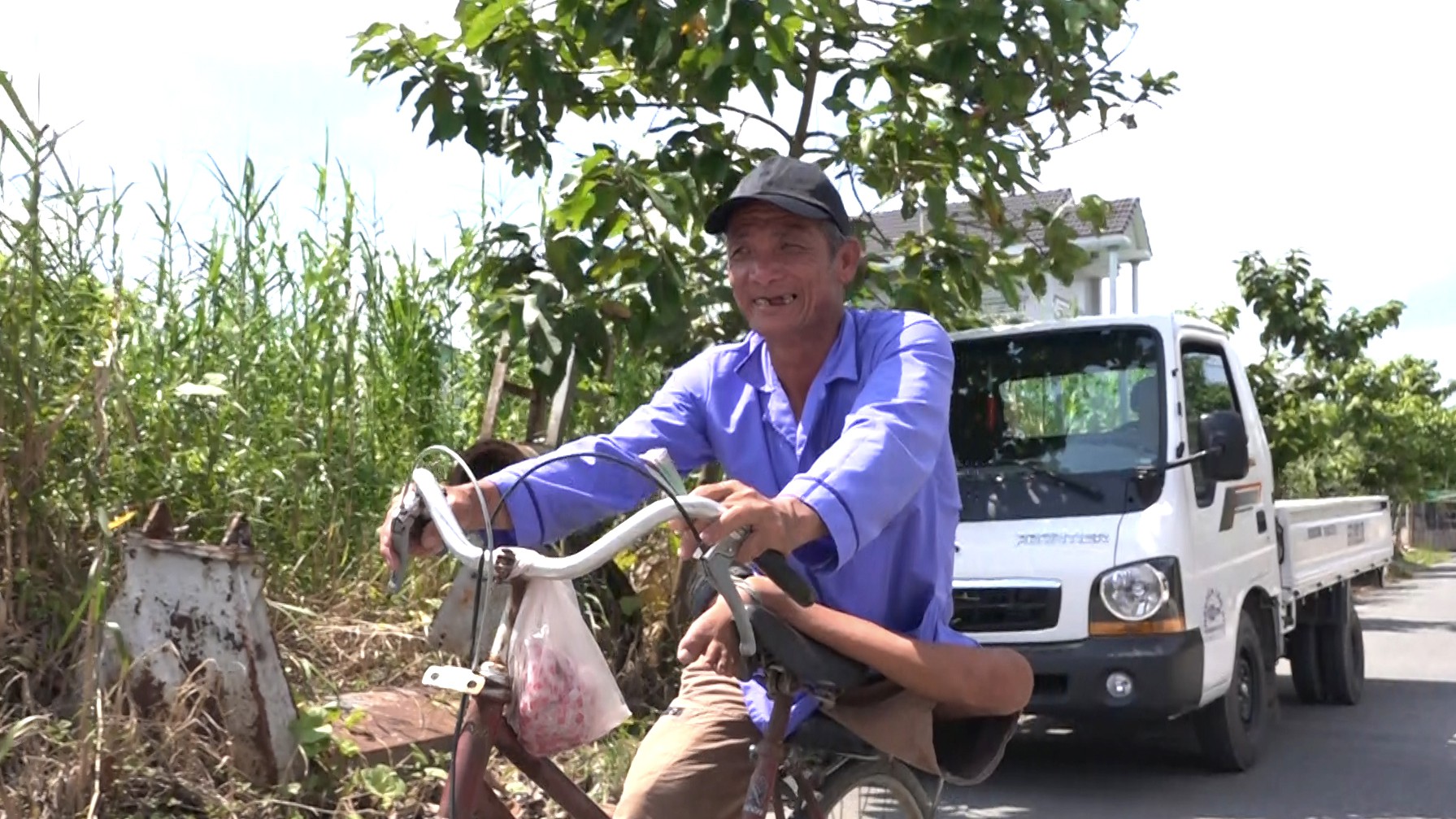 Người đ&agrave;n &ocirc;ng tật nguyền l&agrave;m chuyện &ldquo;qu&aacute;i gở&rdquo; l&ecirc;n đường nhận giải thưởng - Ảnh 2.