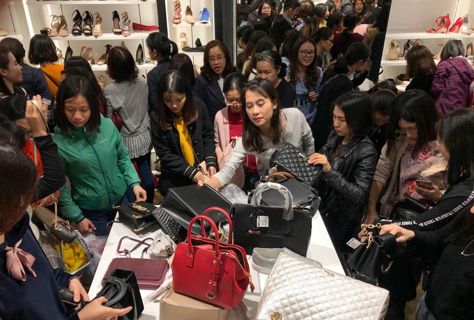 Chen chân mua hàng hiệu giảm giá Black Friday - Ảnh 5.