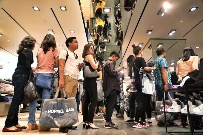 Chen chân mua hàng hiệu giảm giá Black Friday