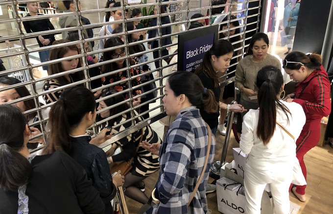 Chen chân mua hàng hiệu giảm giá Black Friday - Ảnh 9.