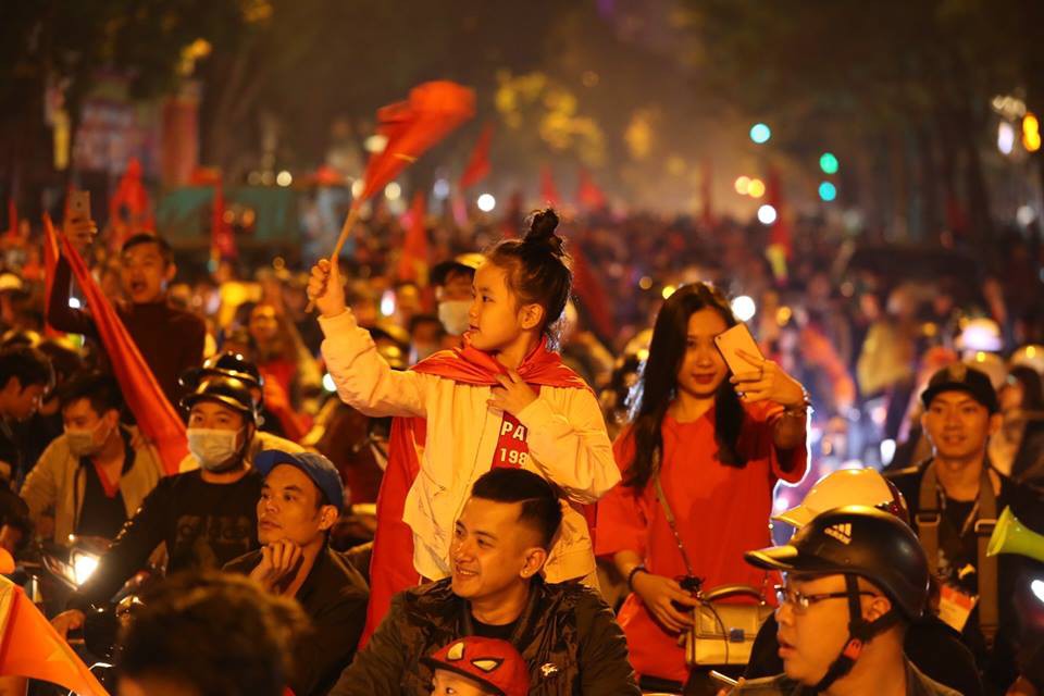 Người dân Hà Nội xuống đường mừng tuyển Việt Nam vào bán kết với vị trí nhất bảng A