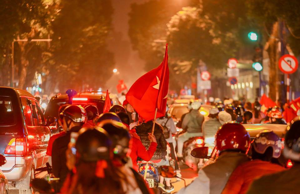 Người d&acirc;n H&agrave; Nội xuống đường mừng tuyển Việt Nam v&agrave;o b&aacute;n kết với vị tr&iacute; nhất bảng A - Ảnh 5.