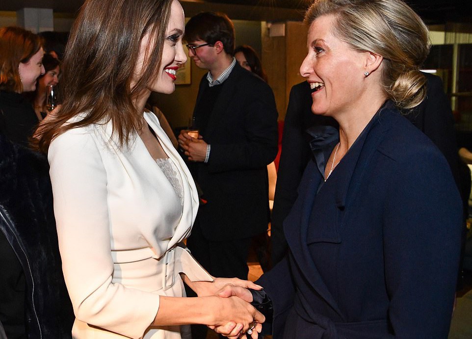 Angelina Jolie rạng ngời chống kỳ thị nạn nhân bạo lực tình dục