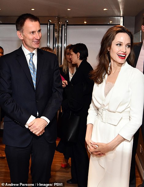 Angelina Jolie rạng ngời chống kỳ thị nạn nh&acirc;n bạo lực t&igrave;nh dục - Ảnh 4.