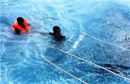 Cứu người trong s&oacute;ng dữ - Ảnh 2.