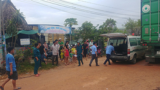Nô đùa gần bánh xe container, bé trai 1 tuổi bị cán chết