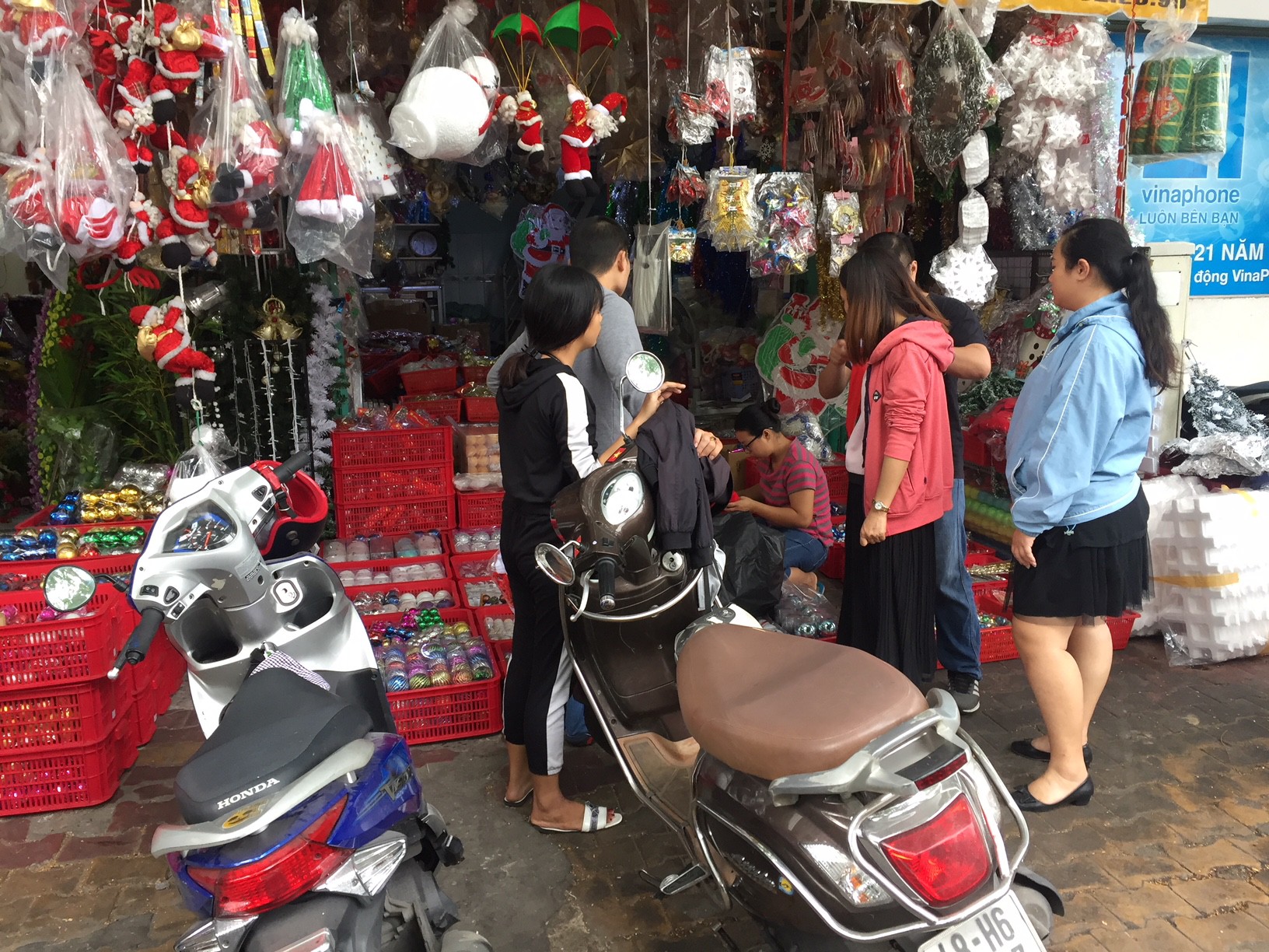 Cây thông Noel cao 6m có giá 33 triệu đồng