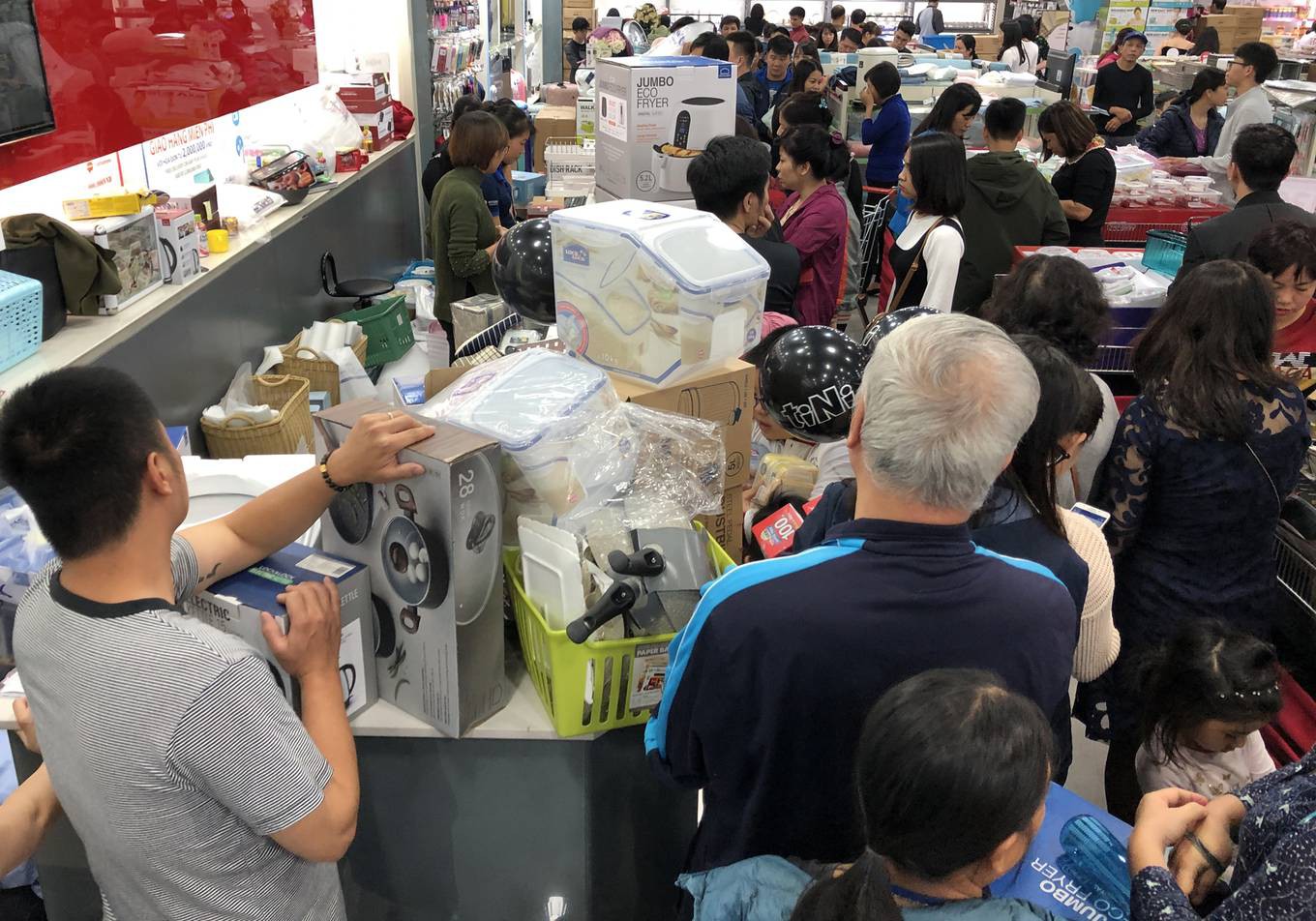 D&acirc;n Việt xếp h&agrave;ng tới đ&ecirc;m săn đồ hiệu giảm gi&aacute; Black Friday - Ảnh 1.