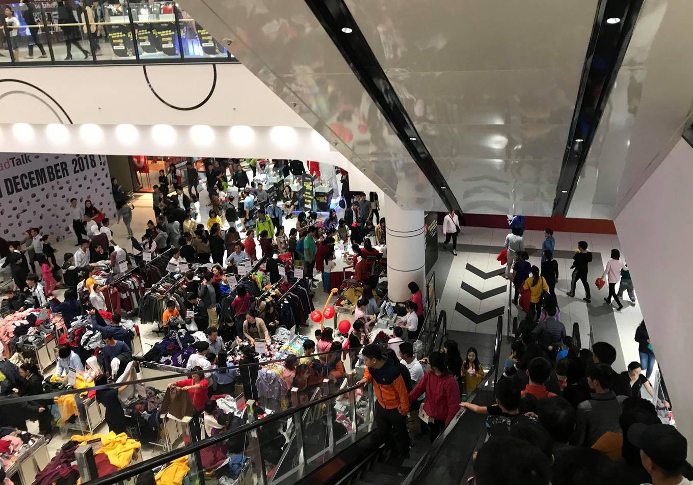 Dân Việt xếp hàng tới đêm săn đồ hiệu giảm giá Black Friday