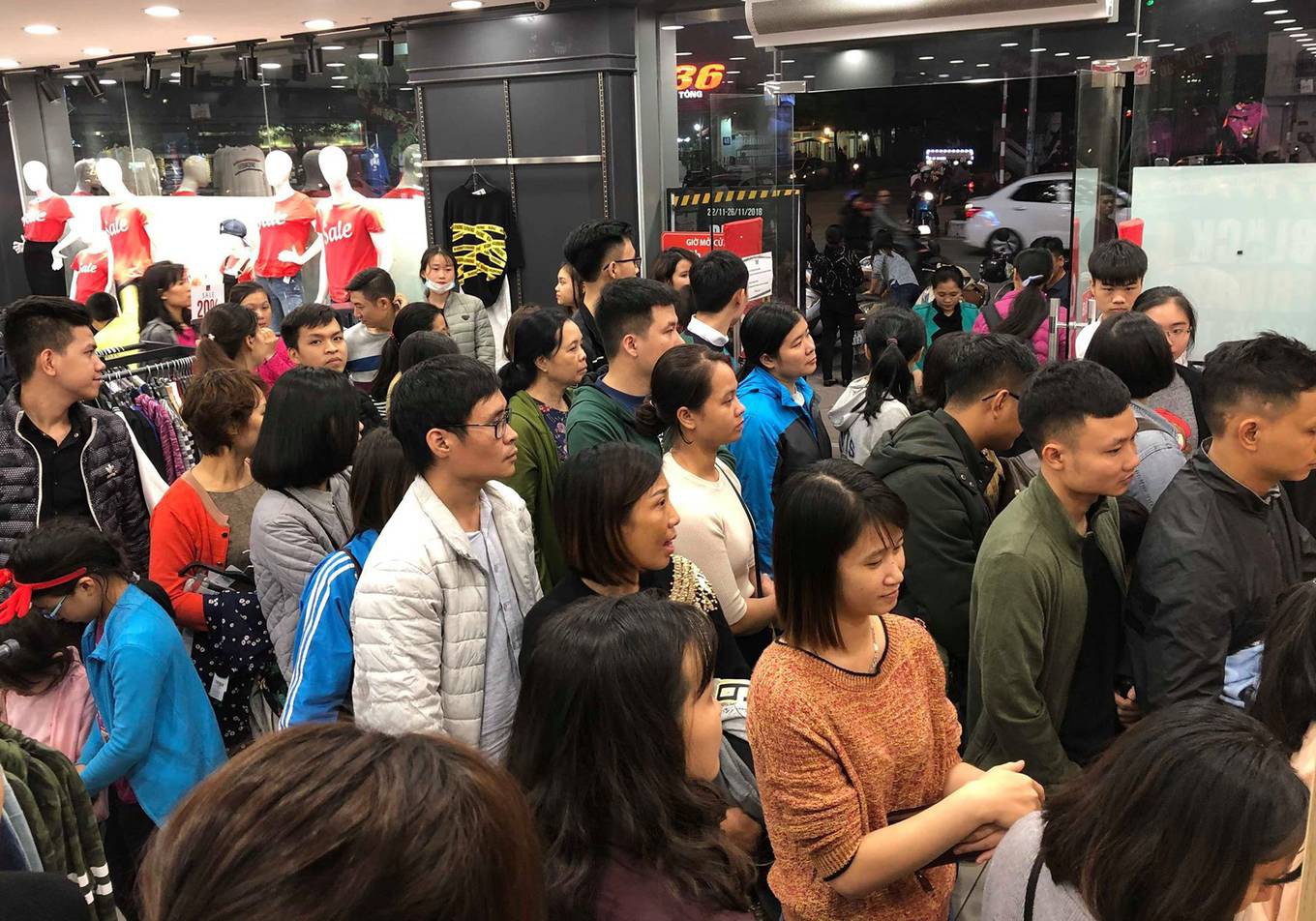 D&acirc;n Việt xếp h&agrave;ng tới đ&ecirc;m săn đồ hiệu giảm gi&aacute; Black Friday - Ảnh 11.