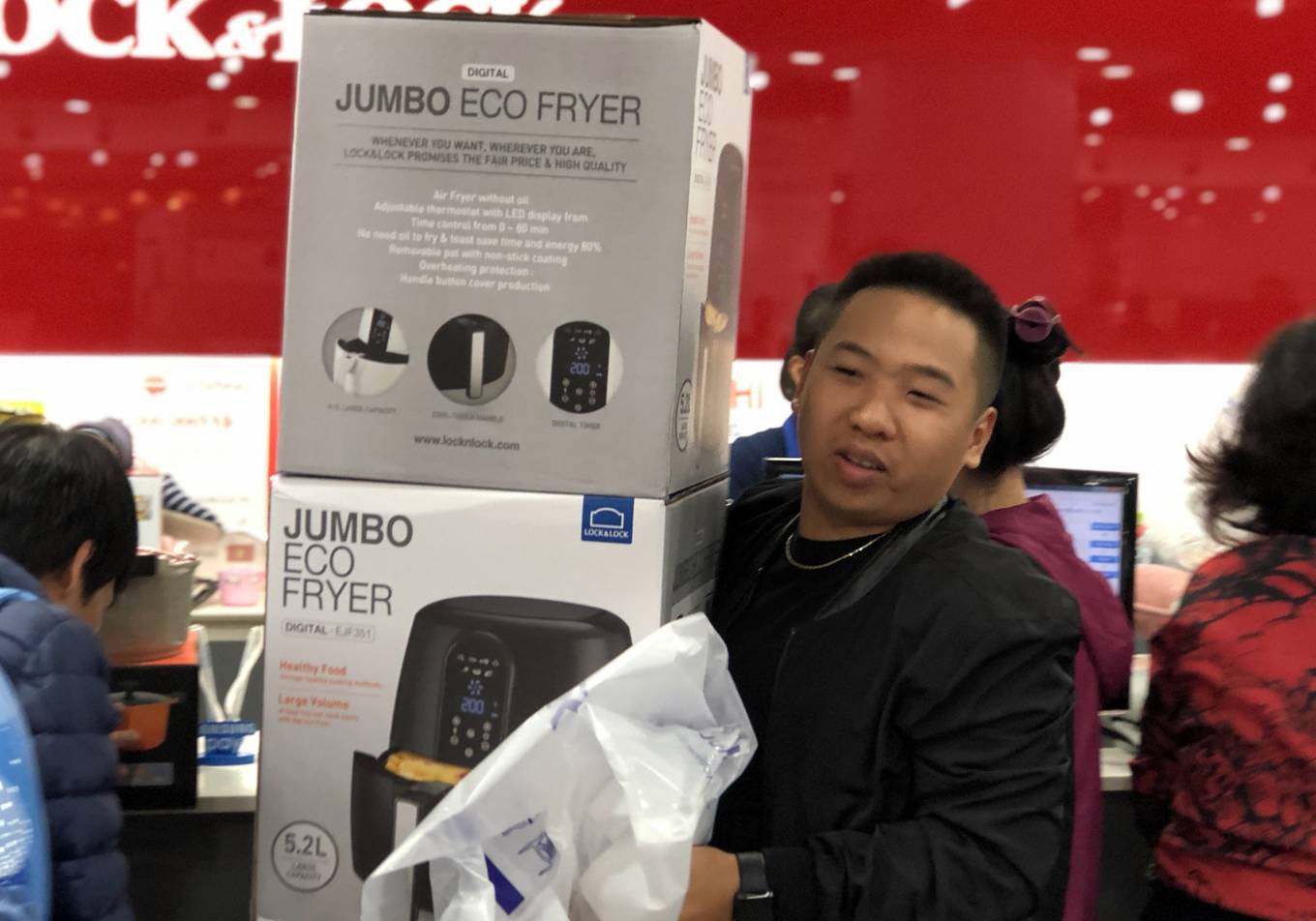 D&acirc;n Việt xếp h&agrave;ng tới đ&ecirc;m săn đồ hiệu giảm gi&aacute; Black Friday - Ảnh 3.