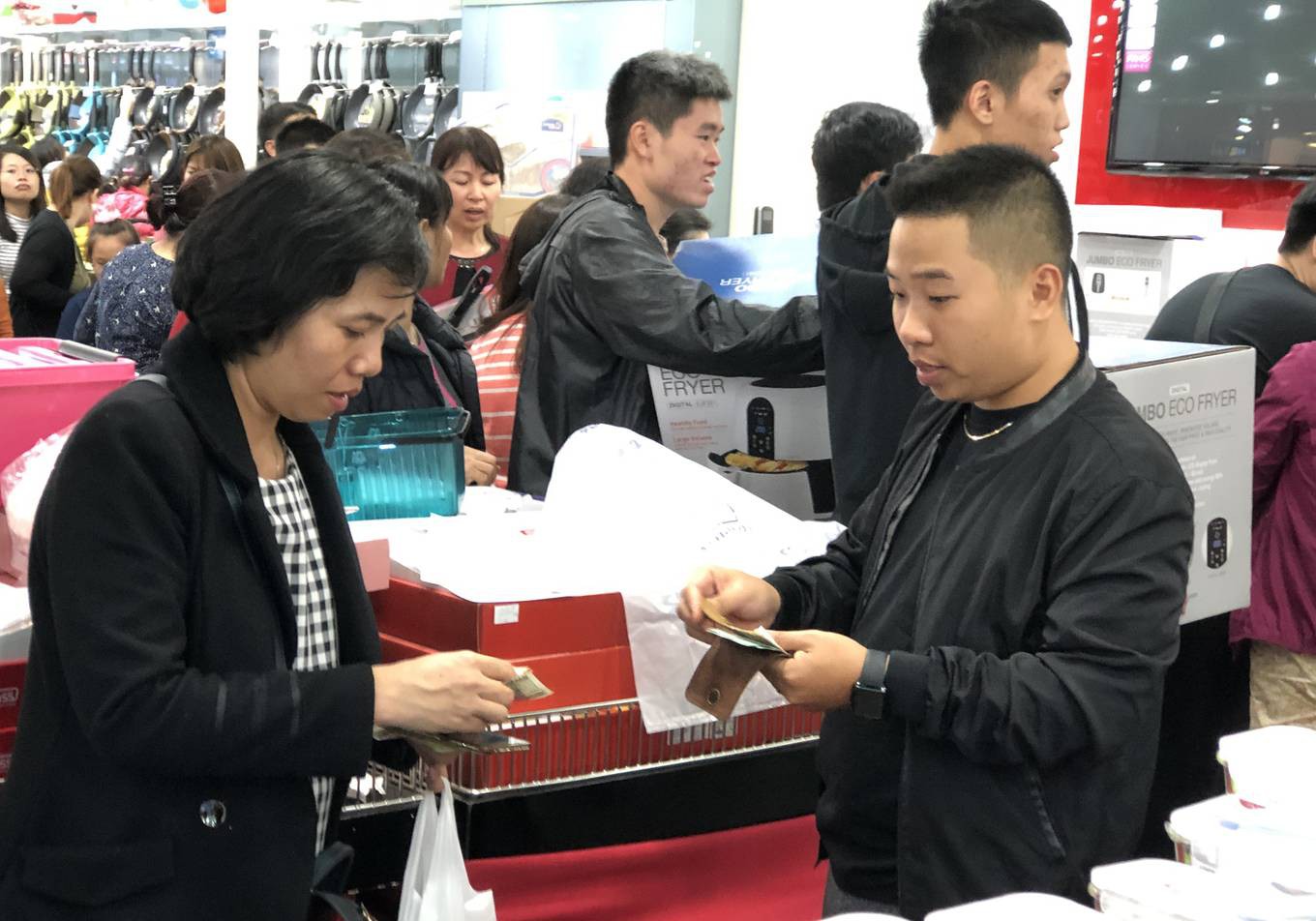 D&acirc;n Việt xếp h&agrave;ng tới đ&ecirc;m săn đồ hiệu giảm gi&aacute; Black Friday - Ảnh 4.