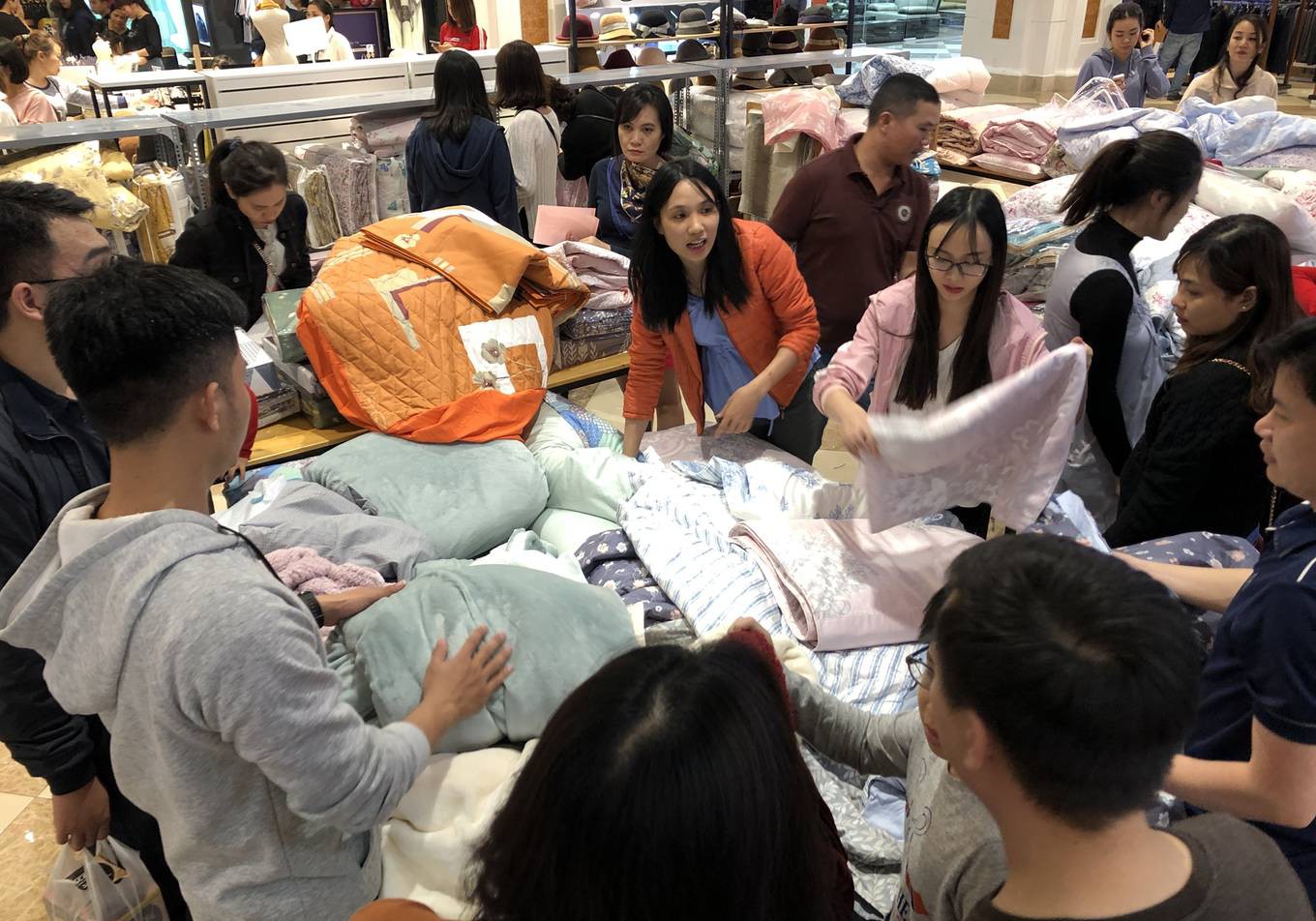D&acirc;n Việt xếp h&agrave;ng tới đ&ecirc;m săn đồ hiệu giảm gi&aacute; Black Friday - Ảnh 6.