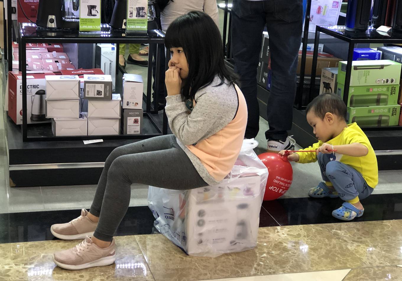 D&acirc;n Việt xếp h&agrave;ng tới đ&ecirc;m săn đồ hiệu giảm gi&aacute; Black Friday - Ảnh 7.