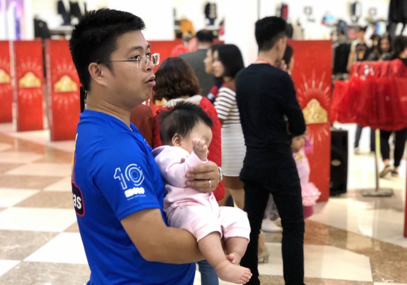 D&acirc;n Việt xếp h&agrave;ng tới đ&ecirc;m săn đồ hiệu giảm gi&aacute; Black Friday - Ảnh 8.