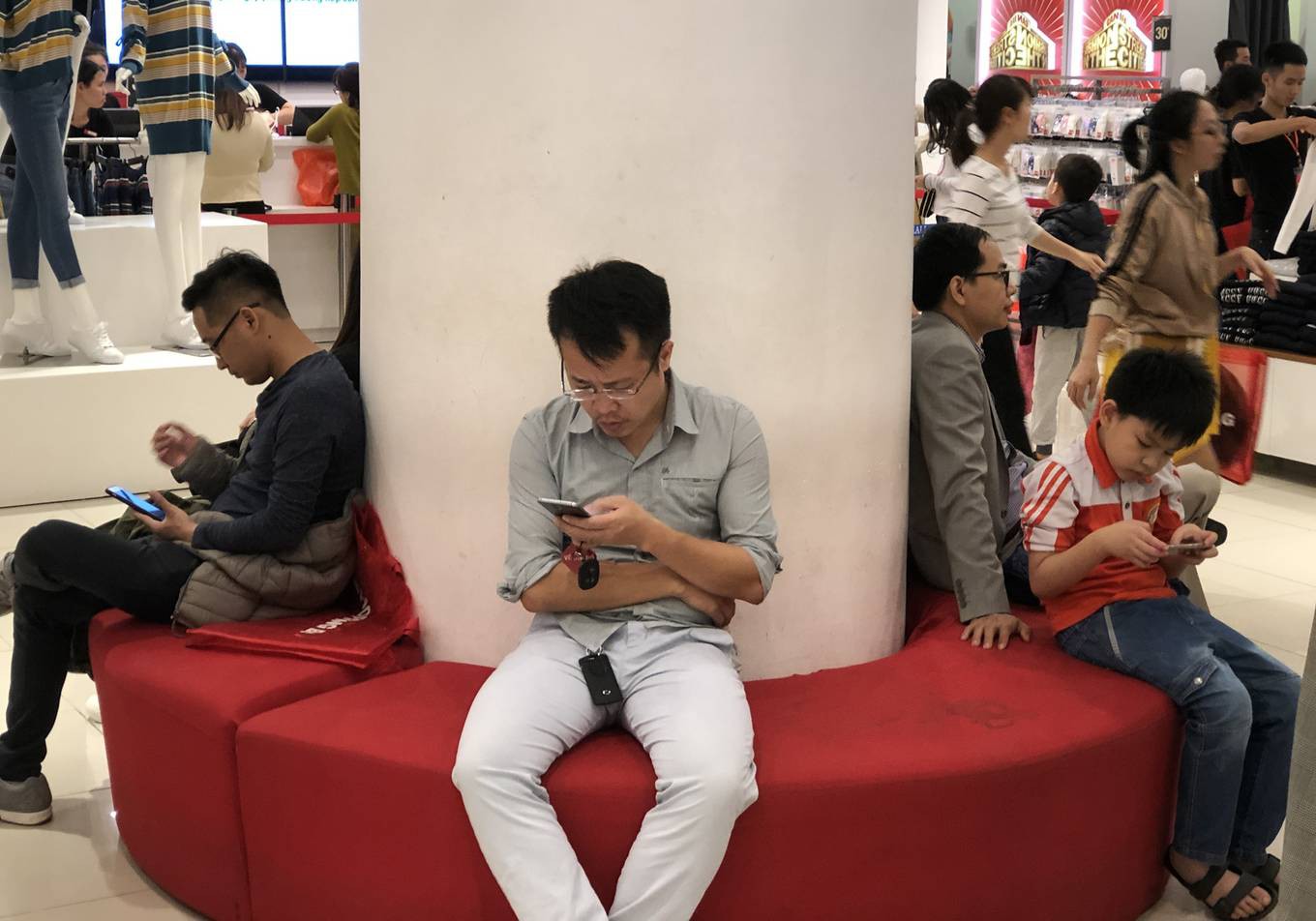 D&acirc;n Việt xếp h&agrave;ng tới đ&ecirc;m săn đồ hiệu giảm gi&aacute; Black Friday - Ảnh 9.