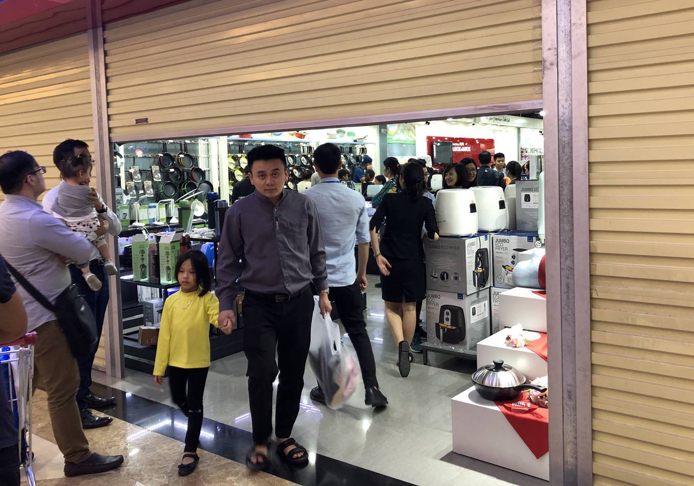 D&acirc;n Việt xếp h&agrave;ng tới đ&ecirc;m săn đồ hiệu giảm gi&aacute; Black Friday - Ảnh 10.