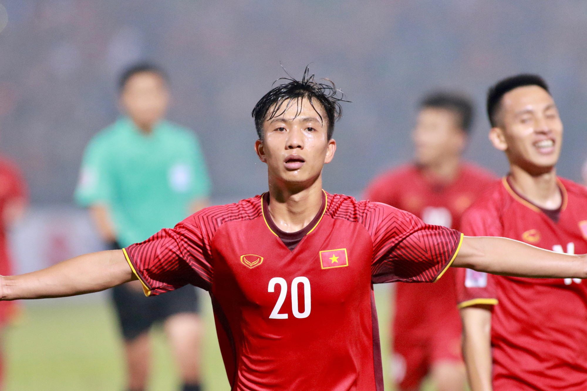 Thắng Campuchia 3-0, Việt Nam vào bán kết với ngôi đầu bảng A