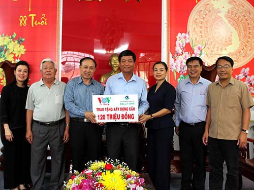 VWS t&agrave;i trợ x&acirc;y cầu giao th&ocirc;ng n&ocirc;ng th&ocirc;n cho Long An - Ảnh 1.