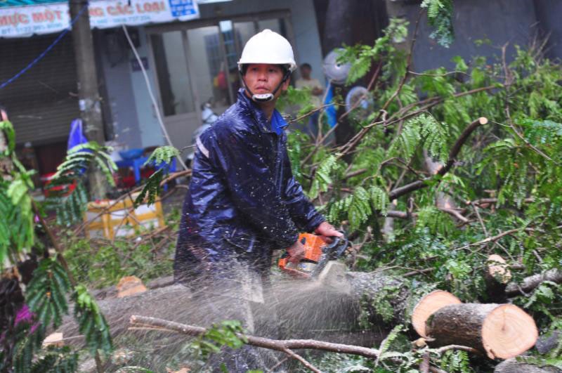 Mưa gi&oacute; quần n&aacute;t phố phường - Ảnh 1.