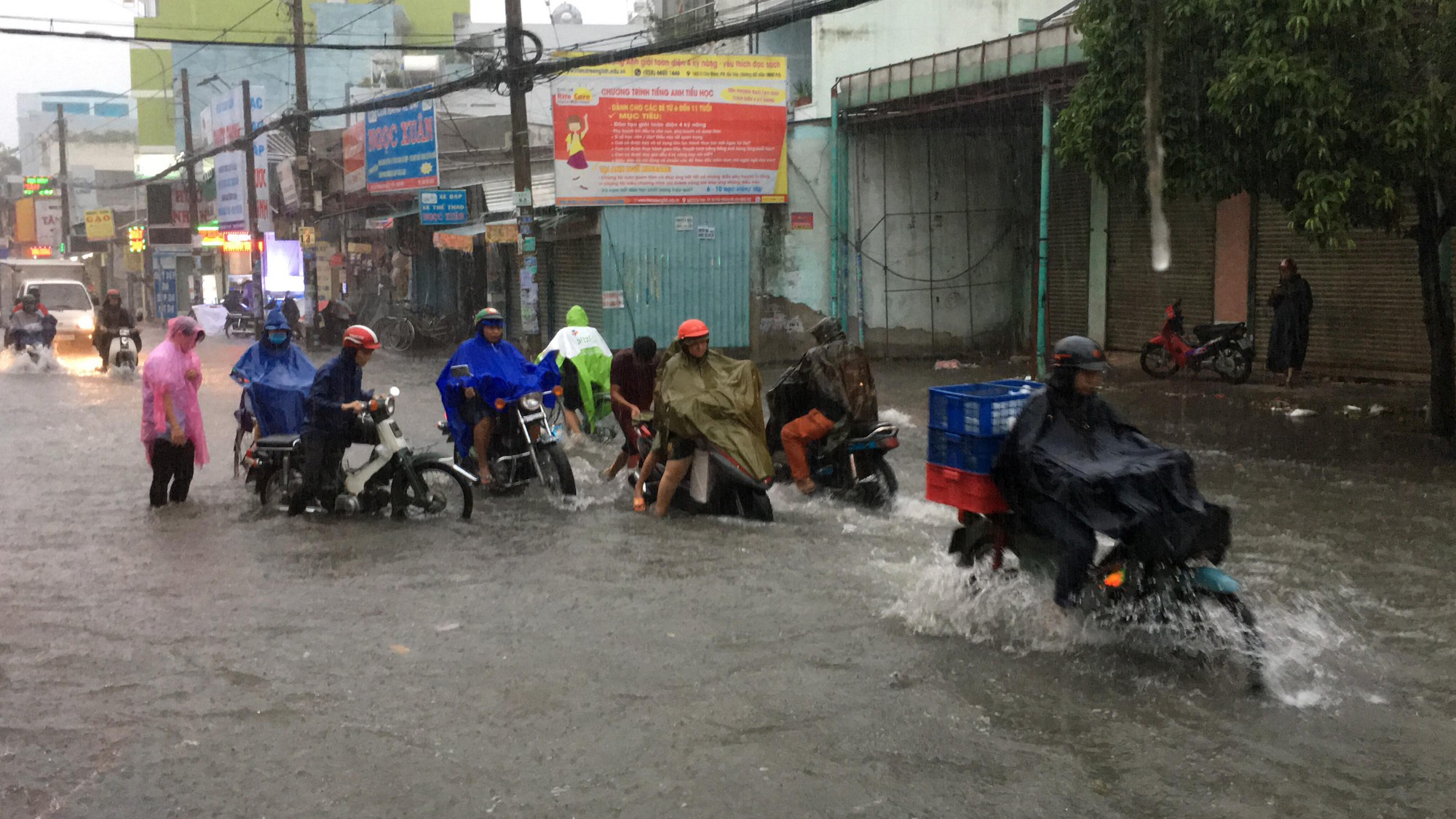 TP HCM ngập tr&ecirc;n diện rộng - Ảnh 8.