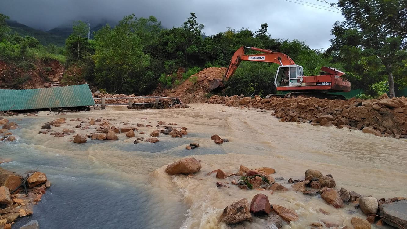 Đường ở Nha Trang biến th&agrave;nh suối, đ&aacute; tảng lăn đầy đường - Ảnh 7.