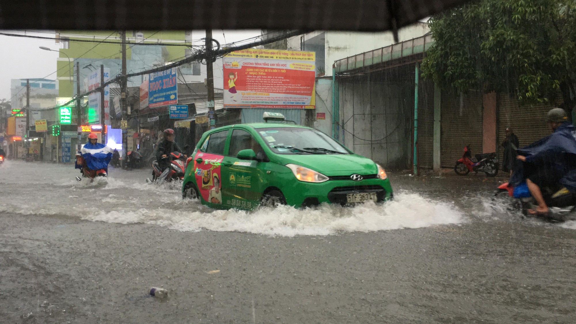 TP HCM ngập tr&ecirc;n diện rộng - Ảnh 7.