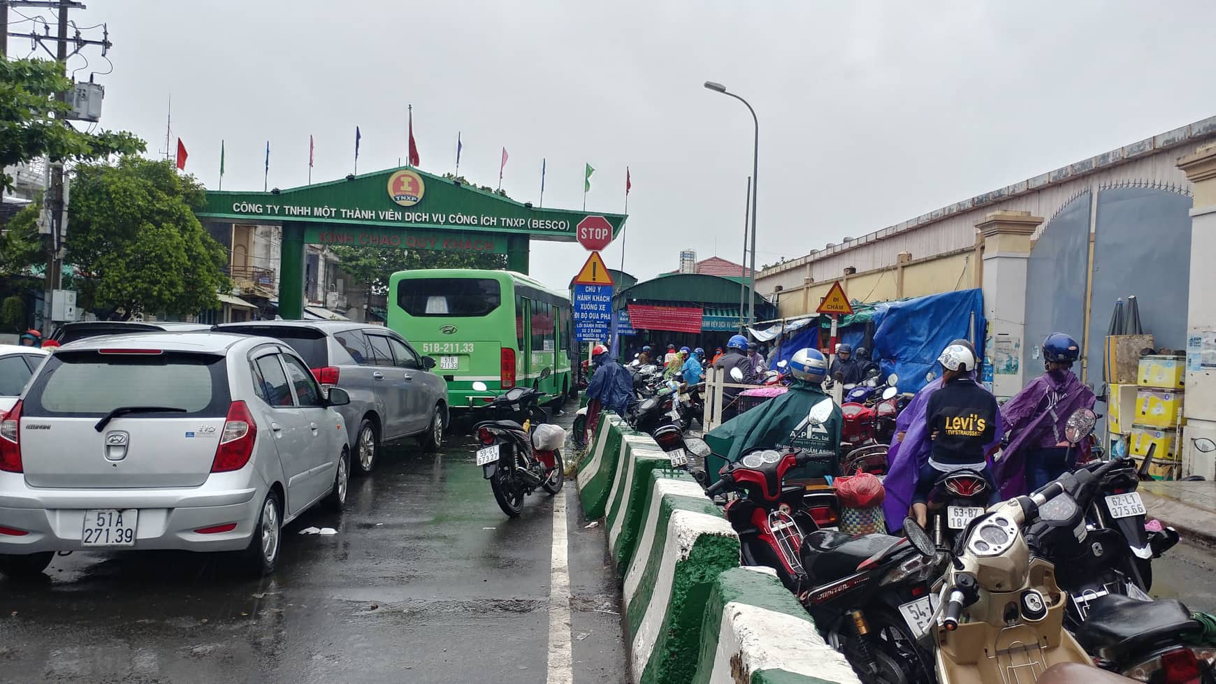 Nhiều người không biết lệnh cấm, phà Bình Khánh rối loạn khi bão số 9 đang đổ bộ
