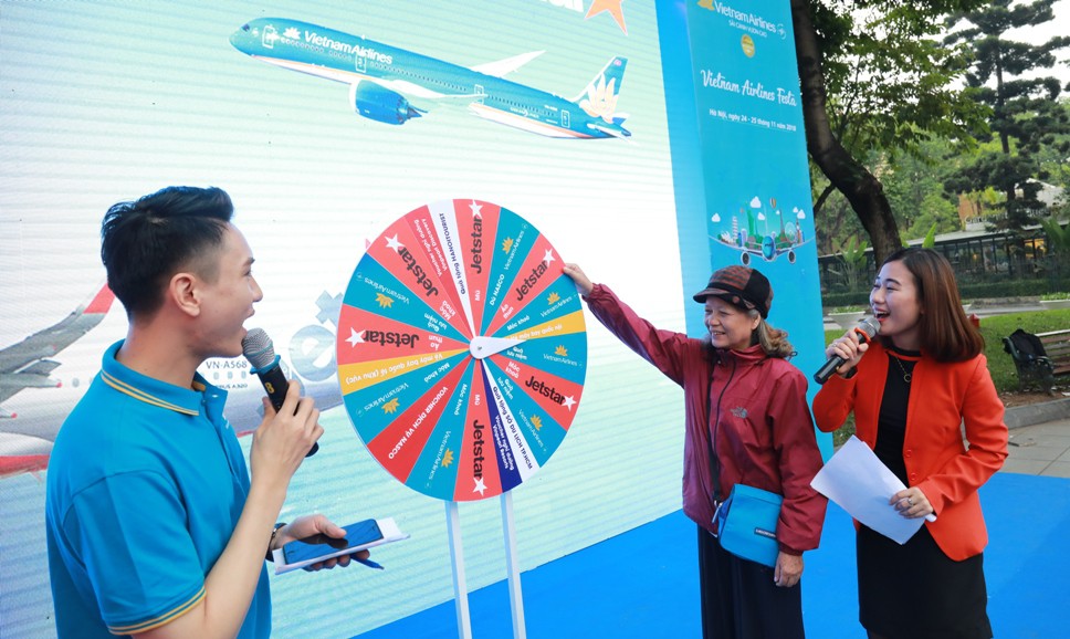 Kh&aacute;ch T&acirc;y thử ghế hạng thương gia tr&ecirc;n phố đi bộ - Ảnh 7.