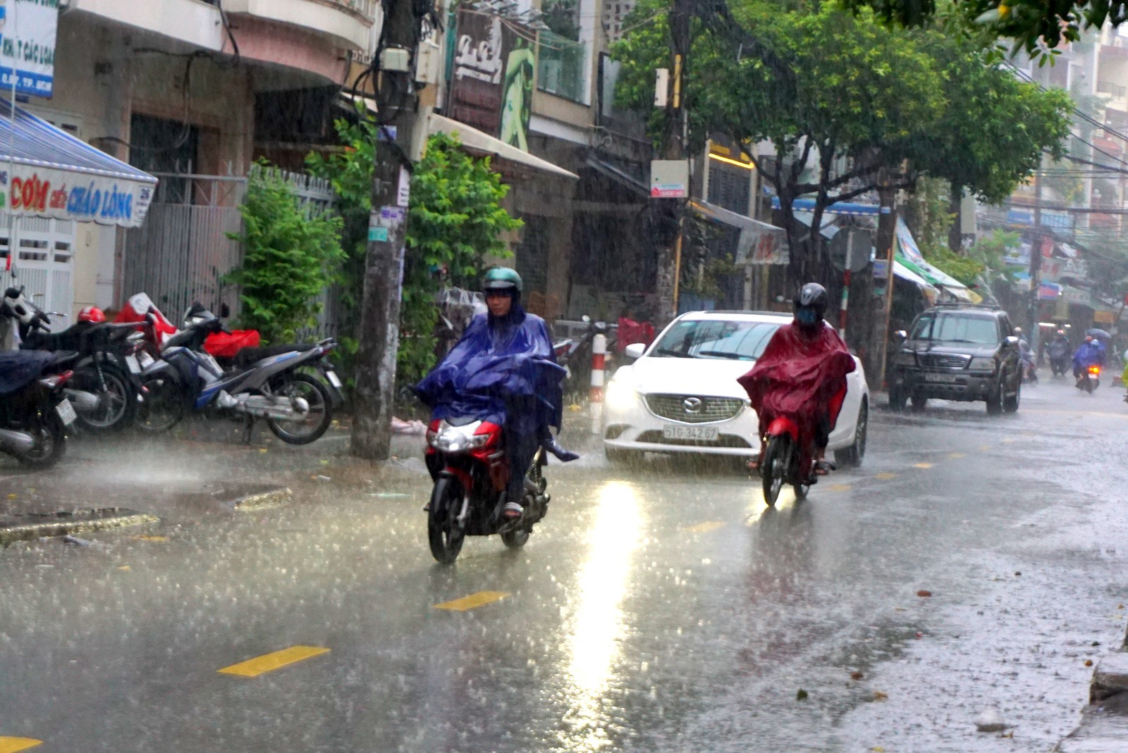 TP HCM ngập tr&ecirc;n diện rộng - Ảnh 9.