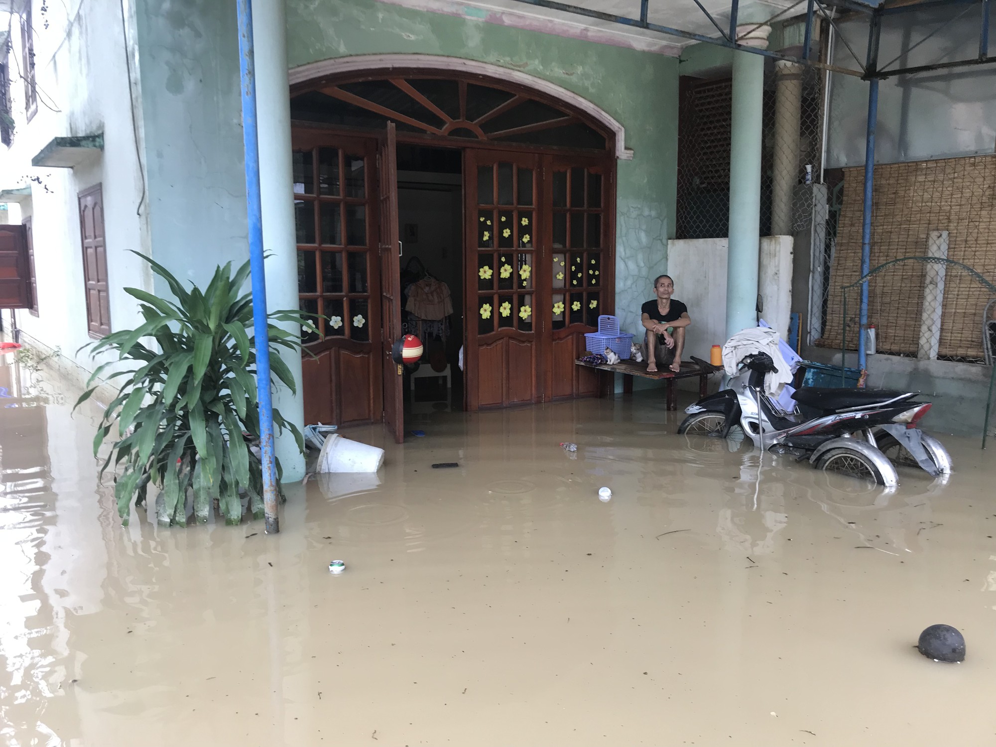 Đường ở Nha Trang biến th&agrave;nh suối, đ&aacute; tảng lăn đầy đường - Ảnh 14.