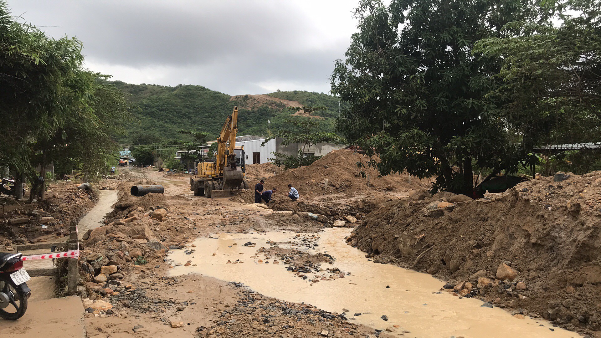 Đường ở Nha Trang biến th&agrave;nh suối, đ&aacute; tảng lăn đầy đường - Ảnh 13.