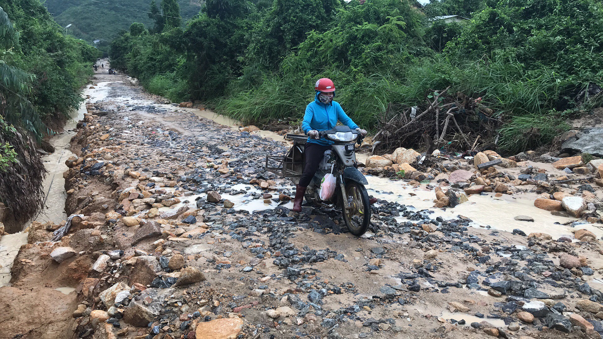 Đường ở Nha Trang biến th&agrave;nh suối, đ&aacute; tảng lăn đầy đường - Ảnh 11.