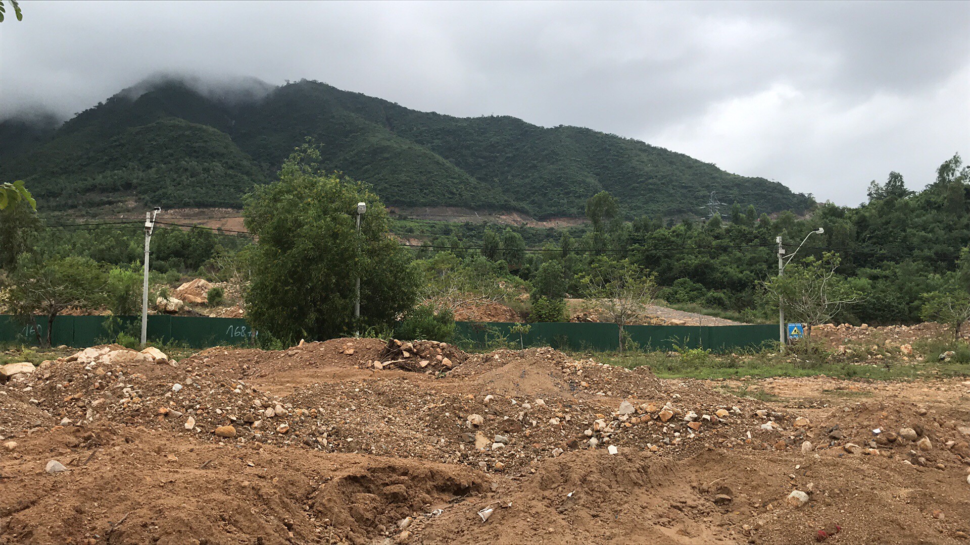 Đường ở Nha Trang biến th&agrave;nh suối, đ&aacute; tảng lăn đầy đường - Ảnh 16.