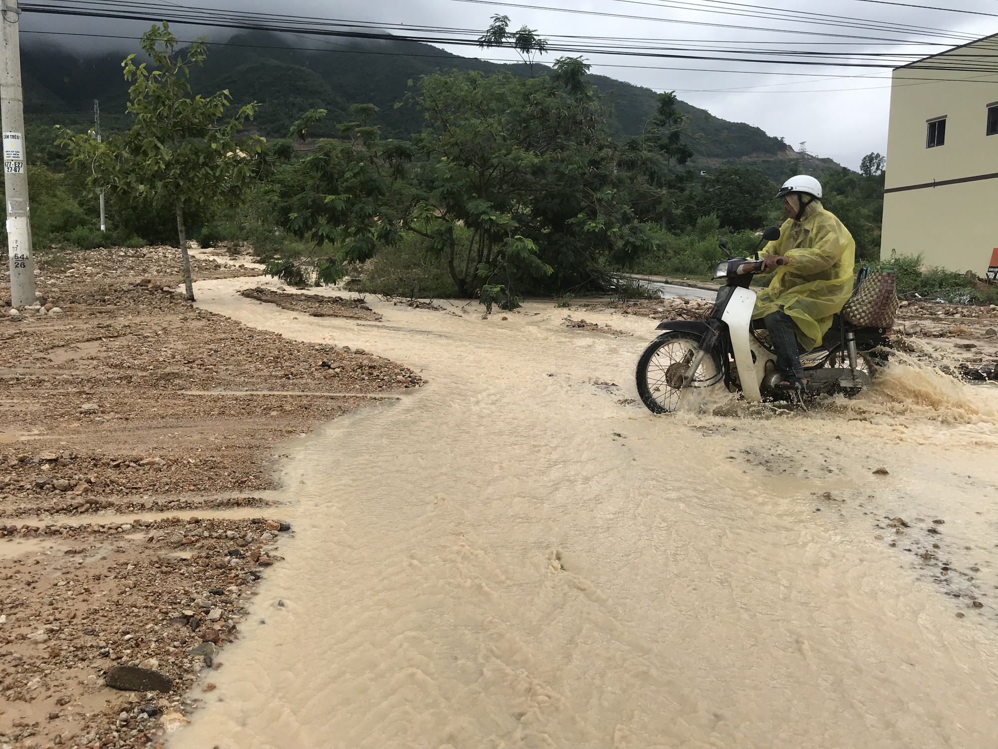 Đường ở Nha Trang biến th&agrave;nh suối, đ&aacute; tảng lăn đầy đường - Ảnh 15.