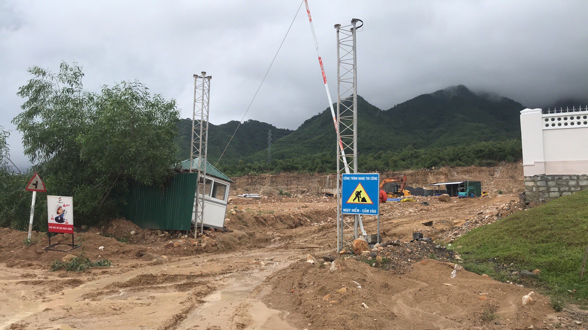 Đường ở Nha Trang biến th&agrave;nh suối, đ&aacute; tảng lăn đầy đường - Ảnh 9.