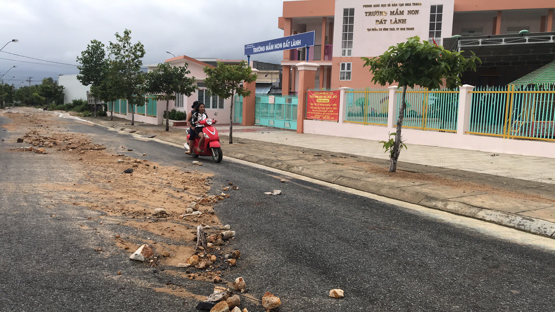 Đường ở Nha Trang biến th&agrave;nh suối, đ&aacute; tảng lăn đầy đường - Ảnh 8.