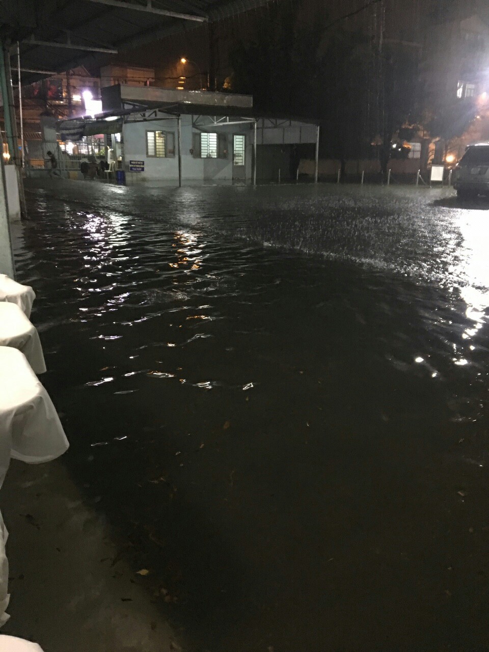 TP HCM: Bệnh viện ngập sâu, bác sĩ lội nước cấp cứu bệnh nhân