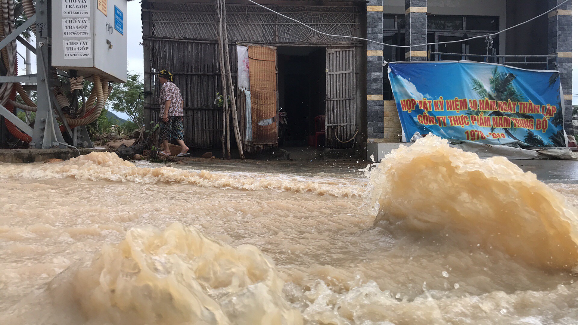 Đường ở Nha Trang biến thành "suối", đá tảng lăn đầy đường