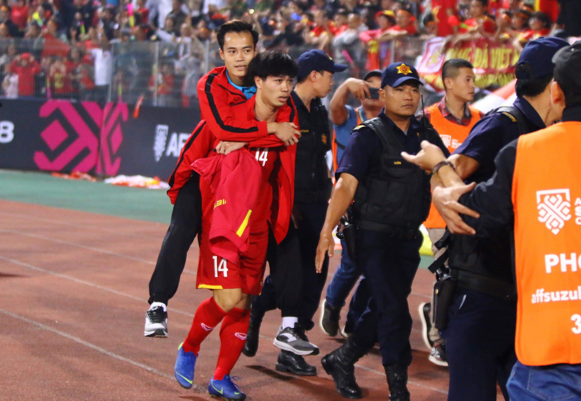 Chờ bác sĩ Choi khám cho Văn Toàn