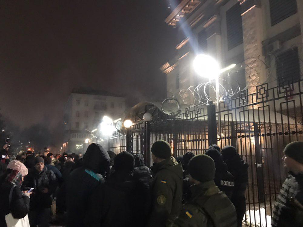 Đại sứ quán Nga bị ném bom khói sau vụ bắt tàu Ukraine