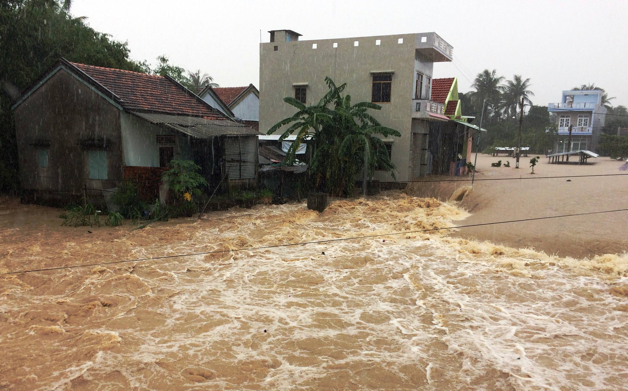 Lũ quay lại, Phú Yên ngập nặng - Ảnh 1.