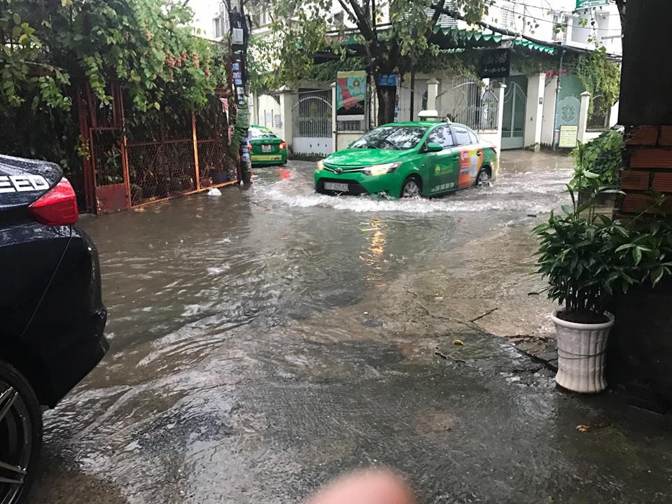 TP HCM ngập tr&ecirc;n diện rộng - Ảnh 14.